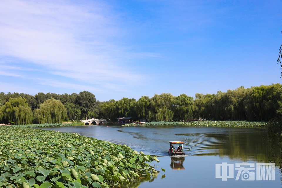 圆明园是清代大型皇家园林，坐落在北京西北郊，有“万园之园”之称。清代帝王每到盛夏就来到这里避暑、听政，处理军政事务，因此也称“夏宫”。 中宏网记者 富宇 摄