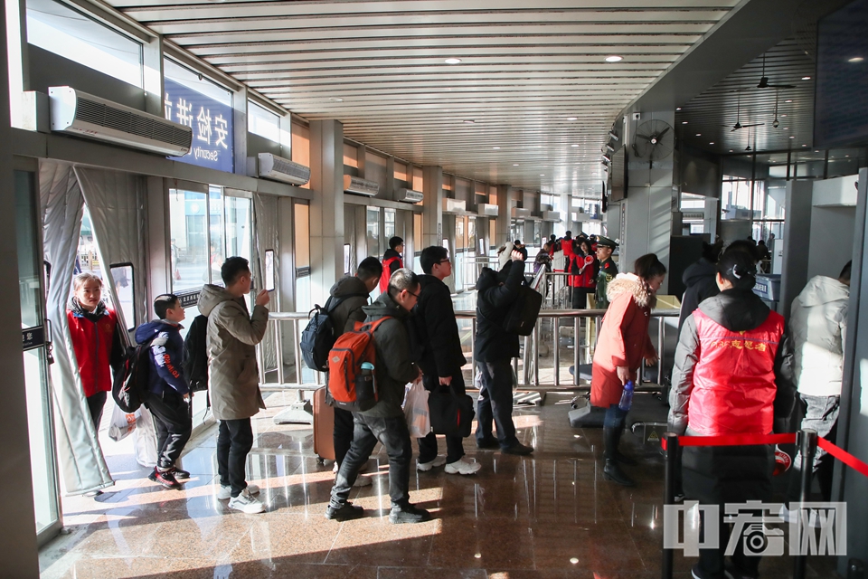 旅客直接进入室内排队安检。 中宏网记者 富宇 摄