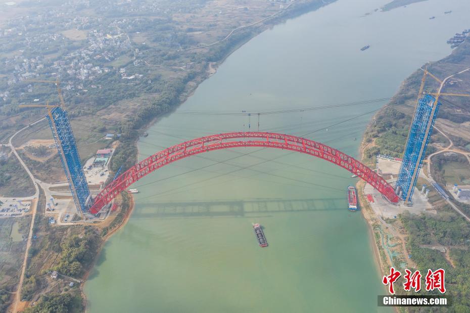 图为大桥施工现场。中新社记者 陈冠言 摄