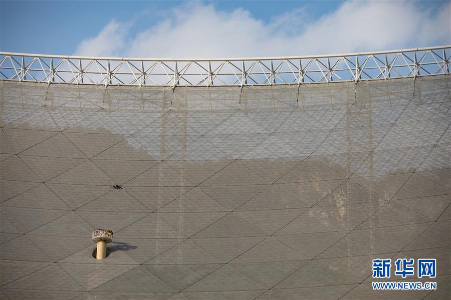 1月9日拍摄的“中国天眼”反射面板（检修期间拍摄）。 新华社记者 刘续 摄