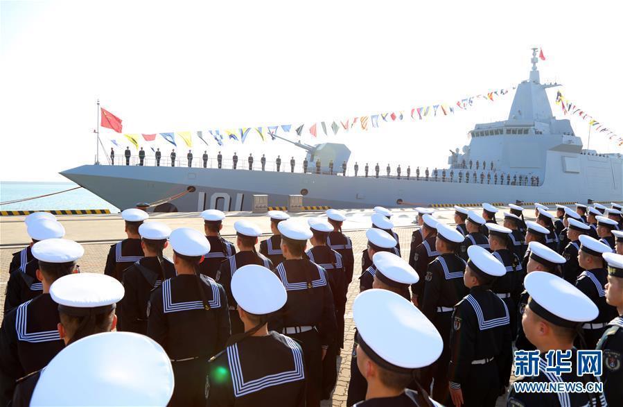1月12日，中国人民解放军海军055型驱逐舰首舰南昌舰归建入列仪式在青岛某军港码头举行。 新华社发 李唐 摄 图片来源：新华网