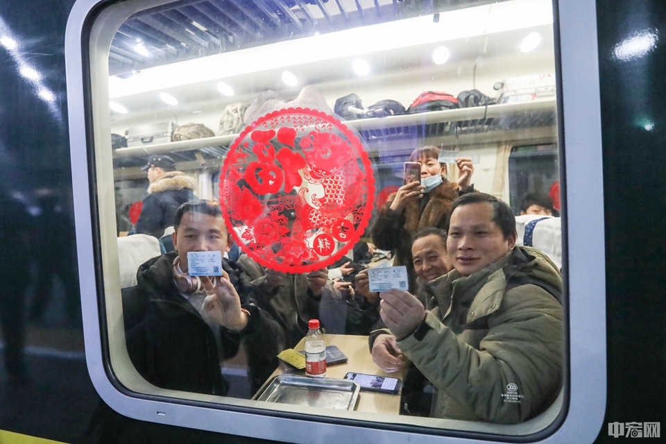 1月10日0点29分，从北京开往江苏省南通市的K4051次列车准时开动。