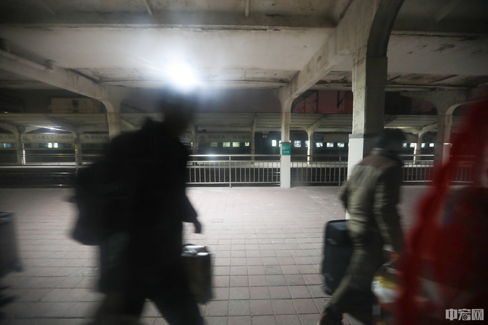 凌晨4点，下车的乘客拿着行李箱和手提包，走进静谧的夜幕。