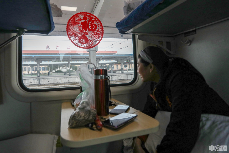 上午9点，旅客看着窗外刚刚抵达的兖州站。