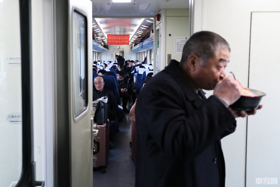 由于没有设置餐车，车厢中到处可见端着泡面的旅客，因此泡面也成为了主力食品。