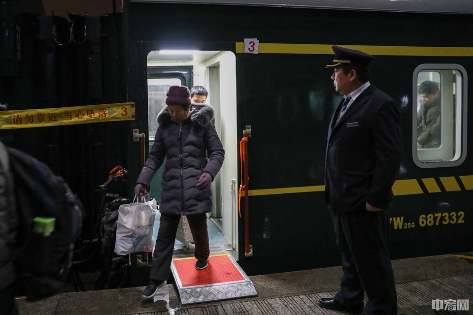 1月10日6点，K4051到达南通站，休整1个多小时后，即将返程北京。年关将近，乘坐这趟普通绿皮火车返乡的旅客将会越来越多，而乘务员的工作并没有结束。中宏网记者 康书源 摄