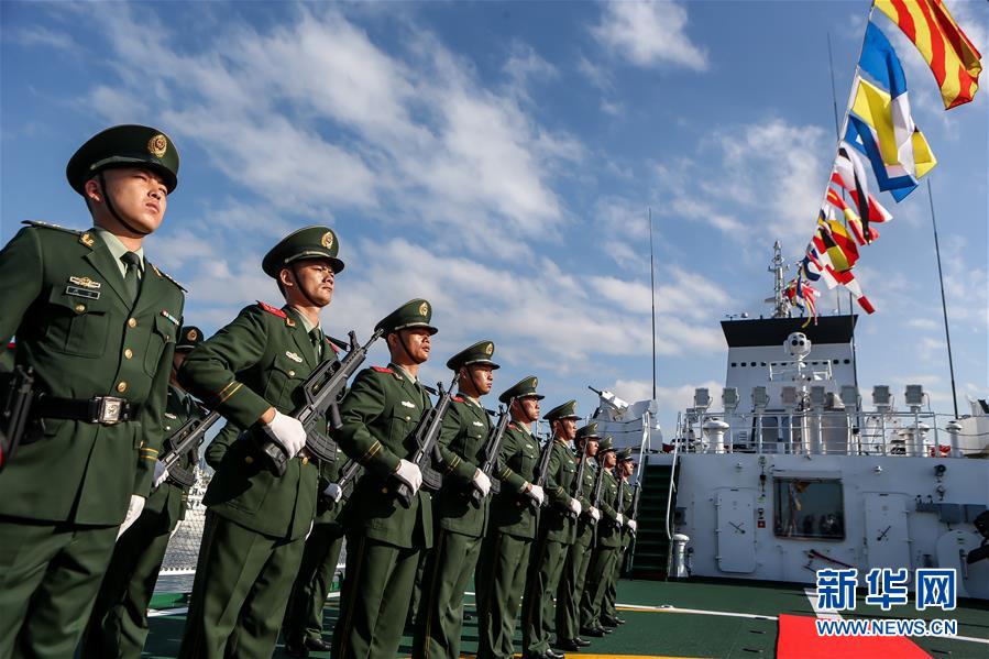 这是1月14日在菲律宾马尼拉港15号码头拍摄的中国海警5204舰上的海警人员。 参加中菲海警海上合作联合委员会第三次会议暨第二次高层会晤系列友好交流活动的中国海警5204舰，14日上午靠泊在菲律宾马尼拉港15号码头。这是中国海警舰艇首次访问菲律宾。 新华社发（乌马利摄）