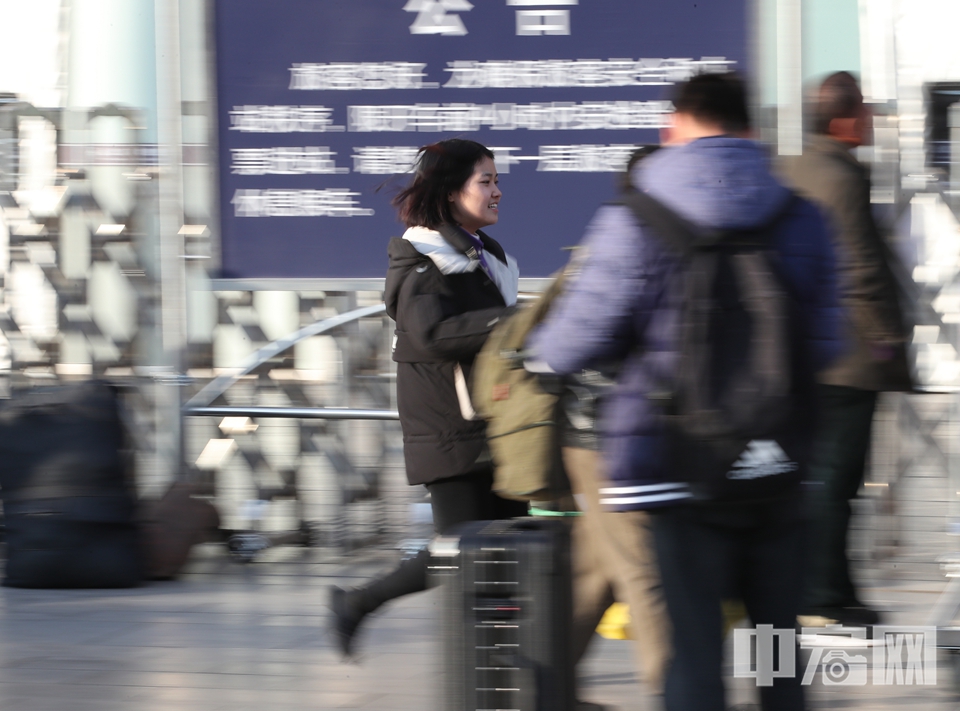 在春运这趟旅途中，总会出现许多急匆匆的身影，回家的心情一刻也不能多等，当然，前提是要赶得上车。 中宏网记者 富宇 摄