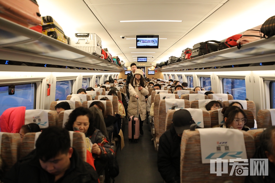 1月15日早上7点40分，G7871次高铁准时发车，1小时21分钟后，旅客将抵达张家口站。 中宏网记者 富宇 摄