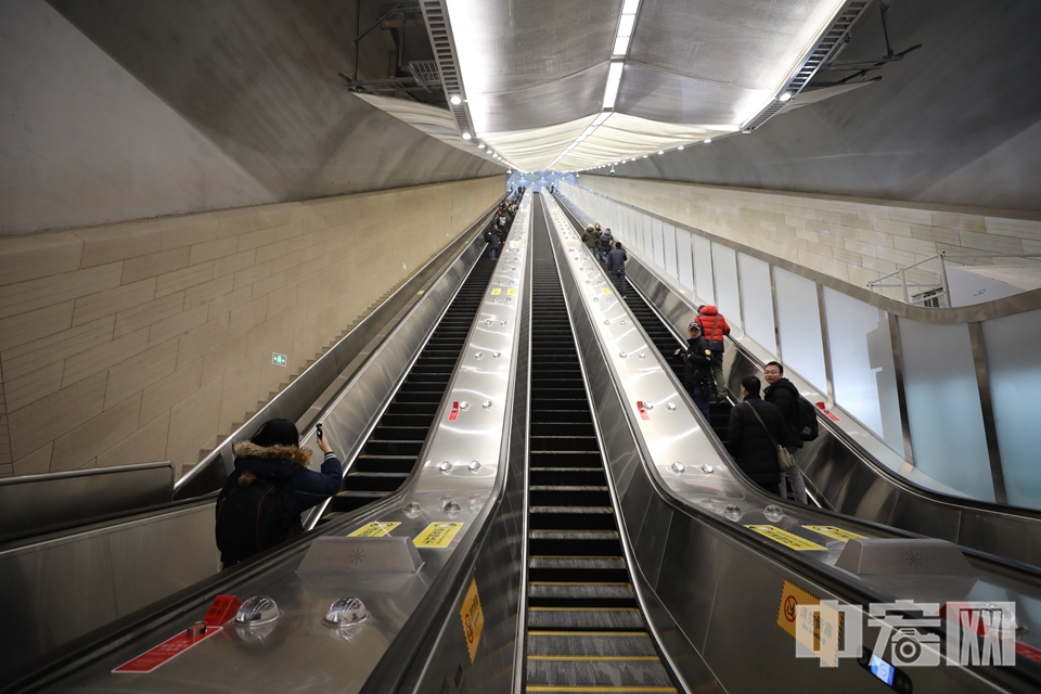 车站中多达24部的扶梯中，6部进出站的长道扶梯成为车站最大亮点。扶梯全长84米，倾斜角度达到30度。 中宏网记者 富宇 摄