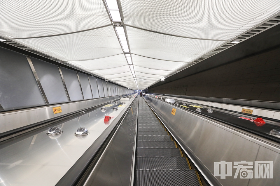 车站中多达24部的扶梯中，6部进出站的长道扶梯成为车站最大亮点。扶梯全长84米，倾斜角度达到30度。 中宏网记者 富宇 摄