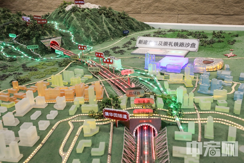 新建京张及崇礼铁路沙盘北京段。 中宏网记者 富宇 摄