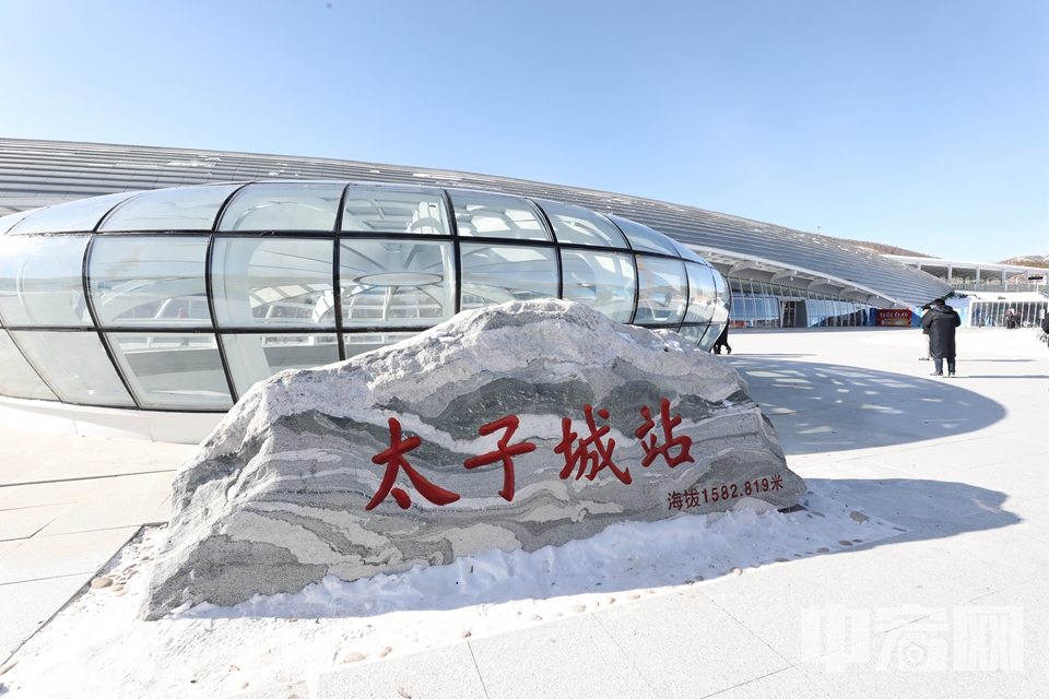 中宏网1月17日电（记者 富宇 刘一乐）从北京到张家口56分钟，到太子城1小时4分钟，自世界第一条智能化高速铁路——京张高铁开通以来，已有近80万旅客体验到了这一便捷的出行新选择。京张高铁的开通点燃了京津冀居民对滑雪的热情，带动冰雪旅行迅速火爆起来。