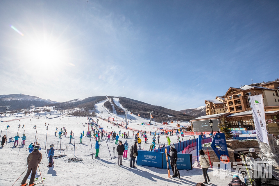 距离太子城高铁站最近的太舞滑雪场是受益程度最高的一家滑雪场，工作日日均接待游客数近4000人，周末接待游客接近6000人。 中宏网记者 富宇 摄