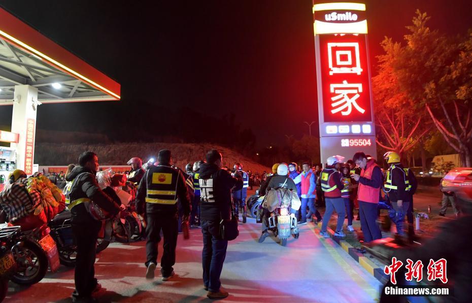图为准备骑摩托车返乡的外来务工人员在中国石油泉州博览大道站集结。当日，中国石油温暖回家路公益行动再次启动。张斌 摄