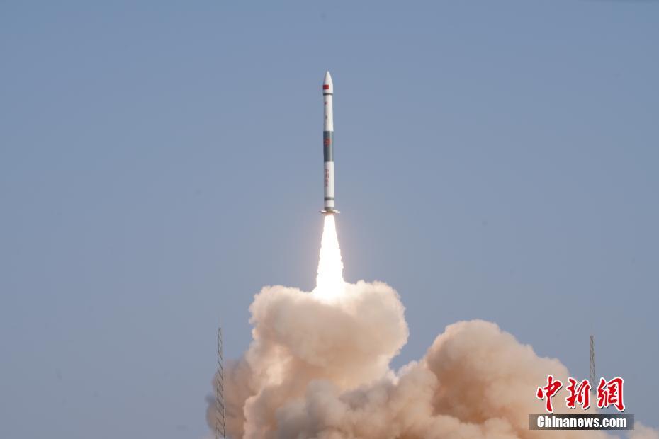 北京时间1月16日11时2分，中国在酒泉卫星发射中心用快舟一号甲运载火箭，成功将中国首颗通信能力达10Gbps(10吉比特每秒)的低轨宽带通信卫星——银河航天首发星发射升空。卫星顺利进入预定轨道，任务获得圆满成功。刘伟 摄