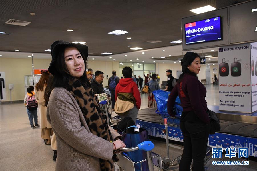 1月17日晚，乘坐首班北京到卡萨布兰卡直航航班的中国旅客在摩洛哥卡萨布兰卡机场等待行李。 由摩洛哥皇家航空公司运营的从北京至卡萨布兰卡的直航航线于16日正式开通。 新华社发（沙迪摄）