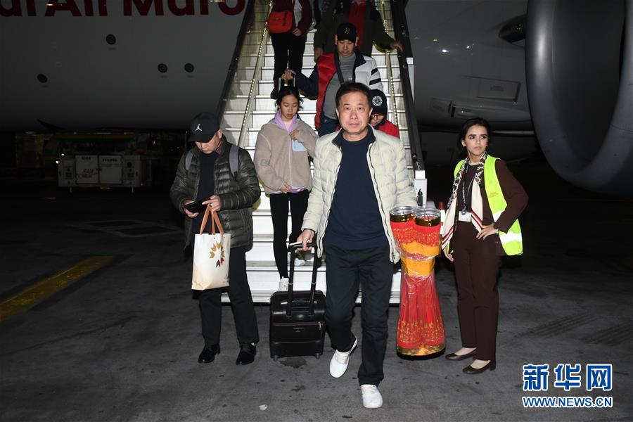 1月17日晚，乘坐首班北京到卡萨布兰卡直航航班的中国旅客抵达摩洛哥卡萨布兰卡机场。 由摩洛哥皇家航空公司运营的从北京至卡萨布兰卡的直航航线于16日正式开通。 新华社发（沙迪摄）