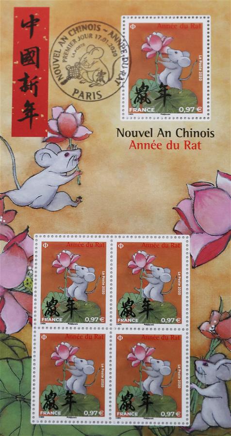 这是1月19日在法国巴黎拍摄的中国农历鼠年生肖邮票。 为迎接中国农历新年，法国邮政公司发行两枚中国农历鼠年生肖邮票。鼠年生肖邮票由法籍华裔画家陈江洪设计。两枚邮票的上方和下方分别为法文和中文“鼠年”字样。其中一枚邮票的图案是一只老鼠手捧荷花，寓意和和美美；另一枚邮票以中国民间故事老鼠娶亲为主题，刻画了一只头戴鲜花的老鼠新娘。 新华社记者高静摄