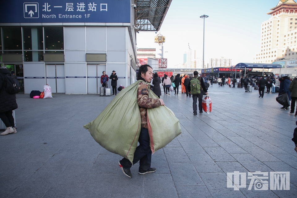 一位旅客肩背行李准备进站。 中宏网记者 富宇 摄