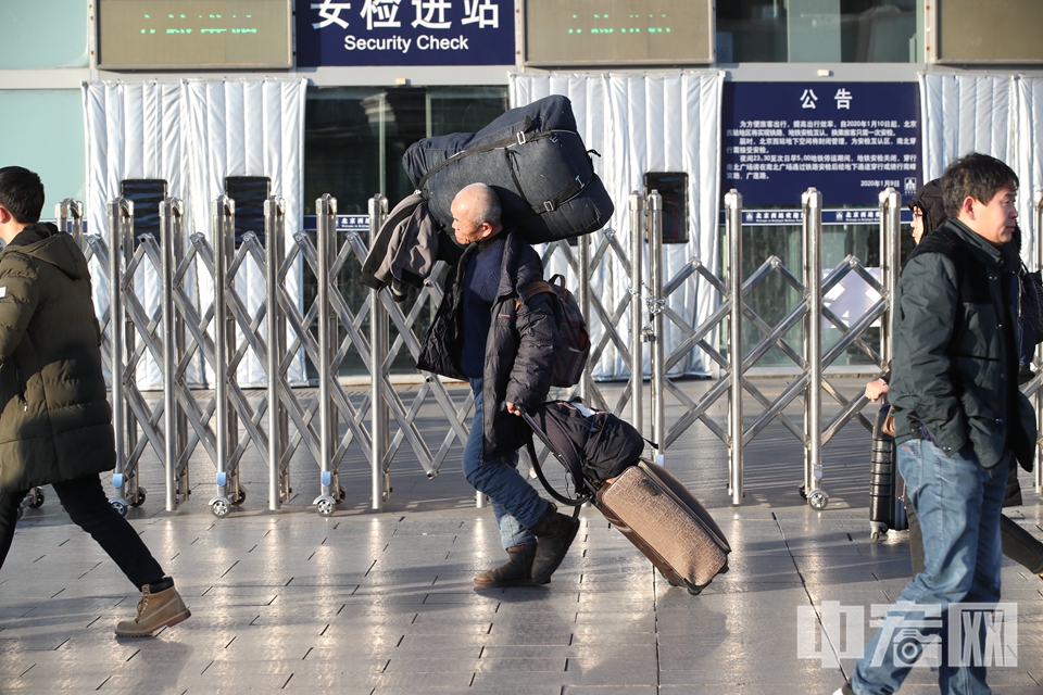 旅客肩扛手提行李准备进站。 中宏网记者 富宇 摄