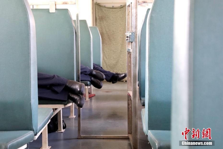 1月20日，在银川开往汝箕沟7524次列车上，乘务人员正在午休。7524次列车于1972年开始运行，是目前银川客运段“最高龄”的列车之一，列车仅有3节车厢，以不到60公里的时速在贺兰山间行驶。中新社记者 杨迪 摄