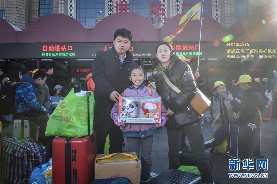 来自吉林松原的刘海涛（左）一家三口年前来北京参加了一个冬令营。在冬奥会特许商店里，刘海涛特意给女儿买了2022年冬奥会的吉祥物玩偶“冰墩墩”和“雪容融”作为过年的礼物。他认为没有比这个更有纪念意义的礼物了，女儿也特别喜欢这个礼物（1月20日摄）。 春节临近，许多人踏上了归乡的旅途。他们为远方的家人精心挑选各种礼物，准备随着新春的祝福一同送上。 新华社发（彭子洋摄）