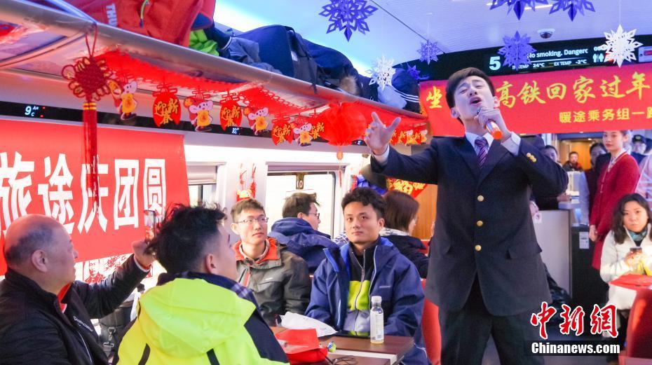 1月21日，春节将至，北京北站开往太子城的京张高铁G8811次列车上张灯结彩，喜气洋洋。当日，北京铁路局北京客运段“传承”文艺小分队为旅客带来一场列车上的春节联欢会。图为联欢会上的男声独唱。 中新社记者 贾天勇 摄