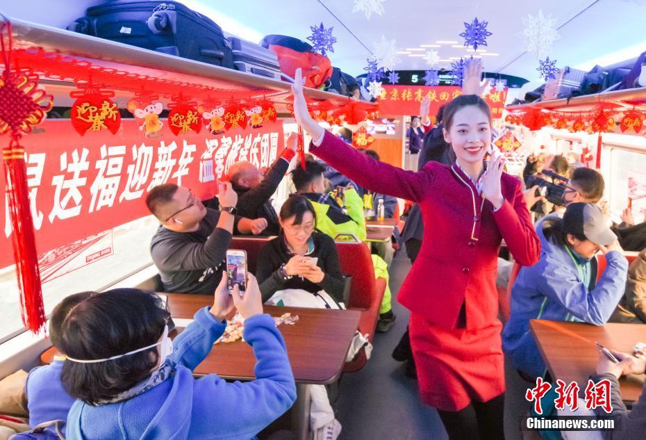1月21日，春节将至，北京北站开往太子城的京张高铁G8811次列车上张灯结彩，喜气洋洋。当日，北京铁路局北京客运段“传承”文艺小分队为旅客带来一场列车上的春节联欢会。图为联欢会的开场舞蹈。 中新社记者 贾天勇 摄