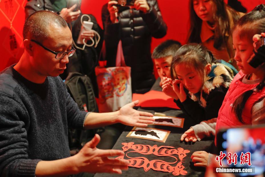 1月21日，“书香盈岁月 新桃换旧符——2020年国家图书馆年俗文化展”在北京开幕。此次展览以“书香盈岁月 新桃换旧符”为主题，用图文结合的形式“鼠年说鼠”，介绍了生肖与干支的来历，并选取“鼠王传说”“老鼠娶亲”等传说故事，让大家了解民间丰富的祀鼠活动。展览还通过年画、年俗传说等内容，简要概述了小年、除夕、正月初一、元宵节等重要节点的庆岁风俗。 中新社记者 杜洋 摄