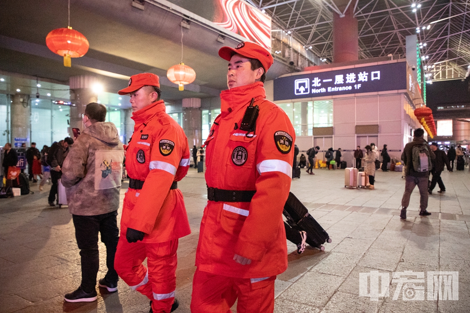 杨继嘉是北京西站地区的一名消防保安员，平日在广场巡逻消除火灾隐患。春节期间多数人都已放假，却是他最为忙碌的时候。今年由于要在除夕夜坚守，他第一次不能陪孩子，不免心酸。以前还在上学时，杨继嘉就有个参军梦，如今他在北京西站保卫着出入首都人民群众的安全，心中充满自豪。 中宏网记者 富宇 摄