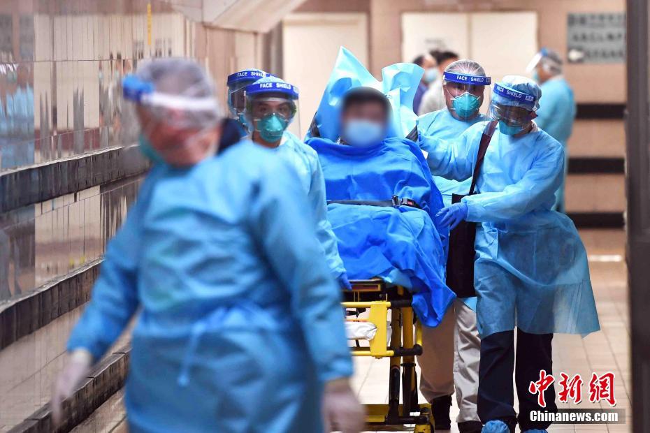 1月22日下午，医护人员护送香港首宗高度怀疑感染新型冠状病毒肺炎的男性患者离开伊利沙伯医院，由救护车转送至其他医院。中新社记者 麦尚旻 摄