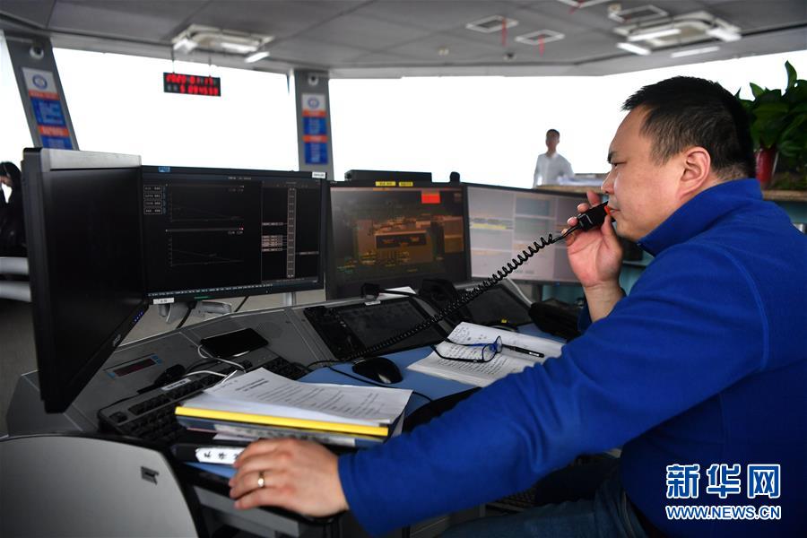 1月17日，管制员在西安咸阳国际机场监控航班运行情况。新华社记者 张博文 摄