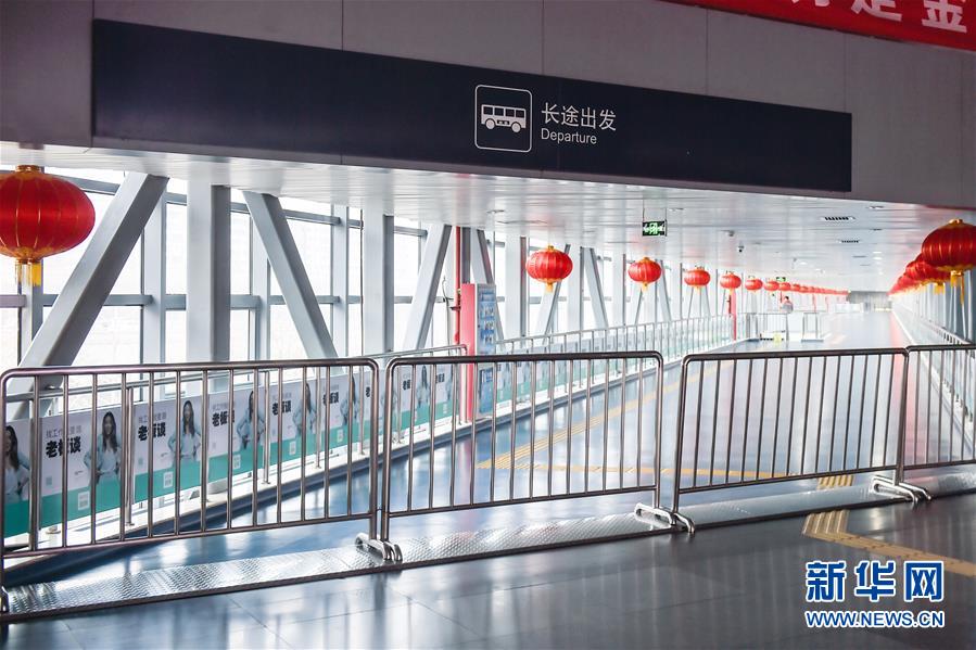 1月26日，北京四惠交通枢纽站通往长途客运班线的通道被封住。 北京市交通委1月26日发布消息，为严控新型冠状病毒通过道路客运传播，从1月26日起，除政府指定及疫情防控工作需要，暂停进出北京的经营性长途客运班线（不含跨市运营的地面公交线路）和旅游包车，恢复时间另行通知。乘客可免费退票。 新华社发（彭子洋摄）