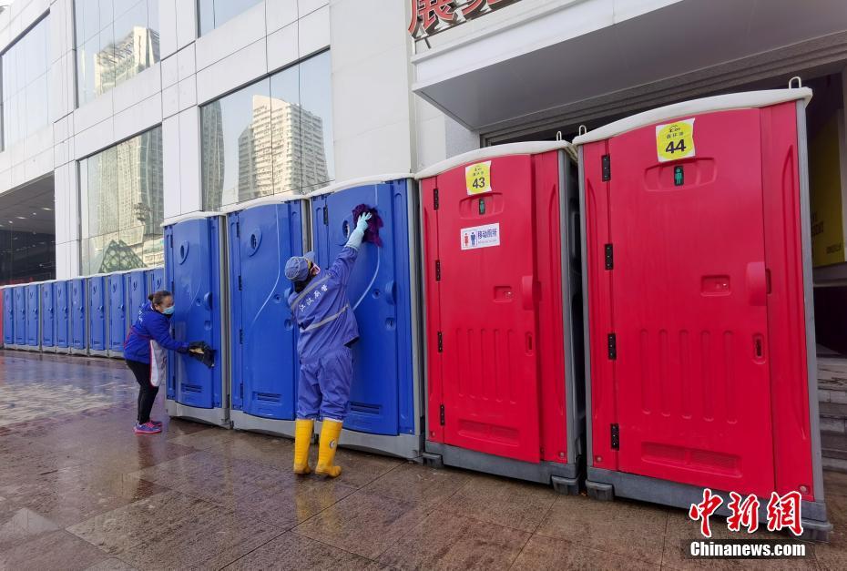 2月3日晚，武汉市连夜开建三所“方舱医院”，这三个“方舱医院”分别位于洪山体育馆、武汉客厅和武汉国际会展中心，新建的“方舱医院”现阶段主要用于专门收治新冠状病毒感染的轻症患者。李军 摄