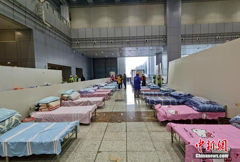 图为建设中武汉国际会展中心的方舱医院。李军 摄