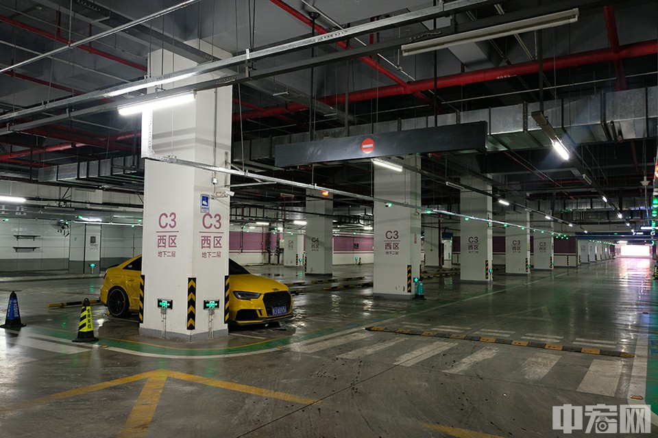 据了解，有着北京最大独立地下停车场之称的五棵松地下停车场拥有近三千个车位。但在疫情期间，记者看到偌大的车场只有二三十辆车停放在此，同时为避免市民与病患相接触，车场连接301医院的通廊也已经关闭。中宏网记者 康书源 摄