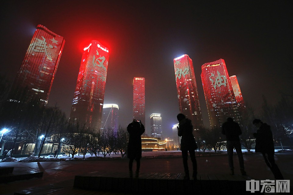 几位行人在望京地区拍摄“武汉加油”“中国加油”。中宏网记者 康书源 摄