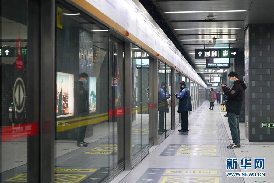 2月12日，早高峰时段的北京地铁六号线十里堡车站，几位乘客在等候地铁。 2月10日起，北京迎来春节后复工。几日来，社区、企业、商场等采取各种措施，应对新冠肺炎疫情影响。 新华社记者 鞠焕宗 摄