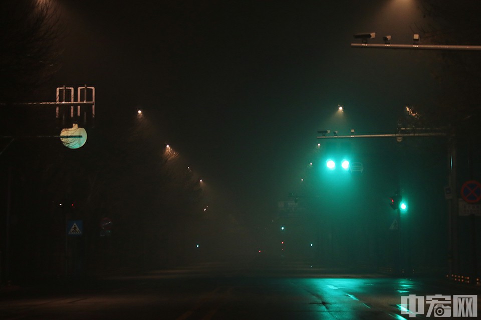 2月14日，大雾下的回龙观街道空无一人。中宏网记者 康书源 摄