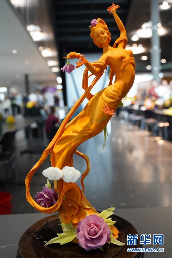 这是2月18日在德国斯图加特举行的第25届世界奥林匹克烹饪大赛上拍摄的中国国家烹饪队队员韩晓辉制作的果蔬雕刻作品“飞天”。该作品获得本次比赛“现场果蔬雕刻”个人赛冠军。 为期6天的第25届世界奥林匹克烹饪大赛19日在德国斯图加特落幕。中国队不仅在比赛中取得佳绩，更向世界传递了可持续发展理念。 新华社发（郑一飞 摄）