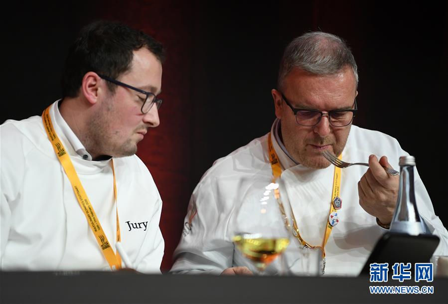 2月18日，在德国斯图加特举行的第25届世界奥林匹克烹饪大赛上，两名裁判评判各参赛代表队制作完成的菜品。 为期6天的第25届世界奥林匹克烹饪大赛19日在德国斯图加特落幕。中国队不仅在比赛中取得佳绩，更向世界传递了可持续发展理念。 新华社记者 逯阳 摄