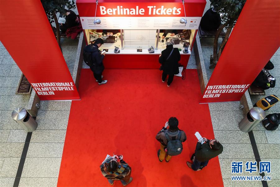 2月19日，在德国首都柏林的一座购物中心，人们购买第70届柏林国际电影节的电影票。 第70届柏林国际电影节将于2月20日至3月1日举行。 新华社记者 单宇琦 摄