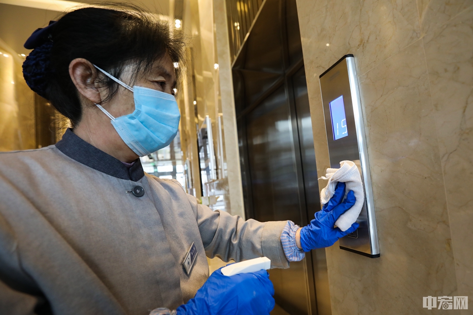 中都科技大厦，保洁人员为电梯按键消毒。中宏网记者 康书源 摄