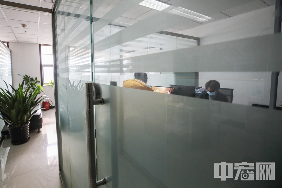 在丰台区京辰瑞达大厦内的一家科技公司中，两位员工正在办公室内工作。 中宏网记者 富宇 摄