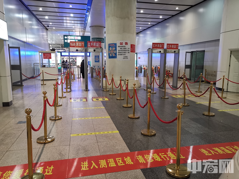 北京南站在进站区域粘贴了一米线。