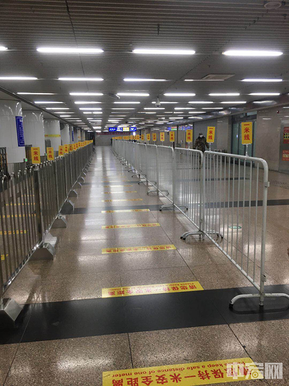北京西站地下地铁进站区域的一米线。