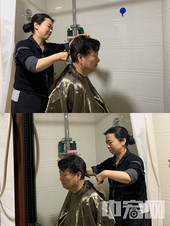 网友康师傅发来了老妈给老爸理发瞬间的照片，看这装备和架势，绝对是专业的。