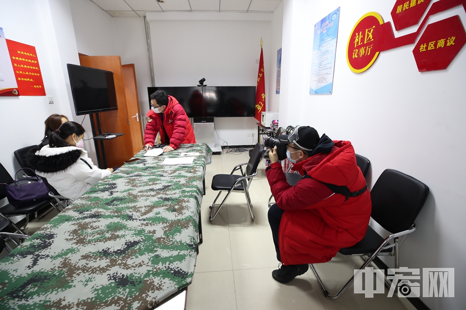 虽然不能到武汉最前线参与战斗，但对陈硕来说，认真完成北京的每一次采访，将基层防疫最真实的一面呈现给网友，就是他在这场战斗中的职责。图为居委会主任布置工作，陈硕在一旁拍摄。 中宏网记者 富宇 摄
