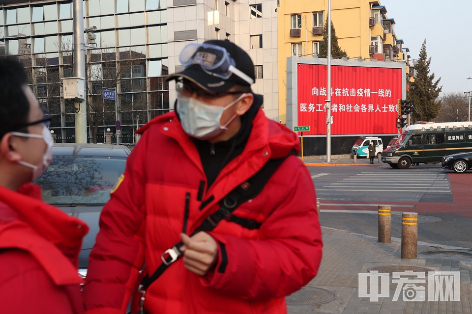 陈硕说，自己从小就明白“帮人就是帮己”这句话，自己要愿意付出，温暖身边的人，才能让大家懂得，这个世界总有人默默地关心你。 中宏网记者 富宇 摄